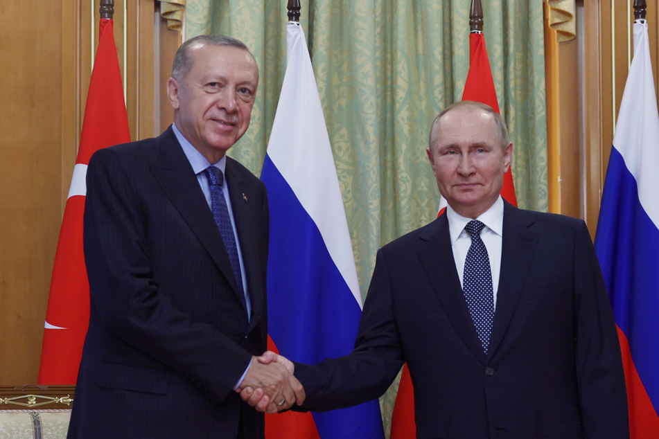 Dieser Handschlag dürfte vielen nicht passen: Der türkische Präsident Recep Tayyip Erdogan (68, l.) mit dem russischen Präsidenten Wladimir Putin (69) am Freitag.