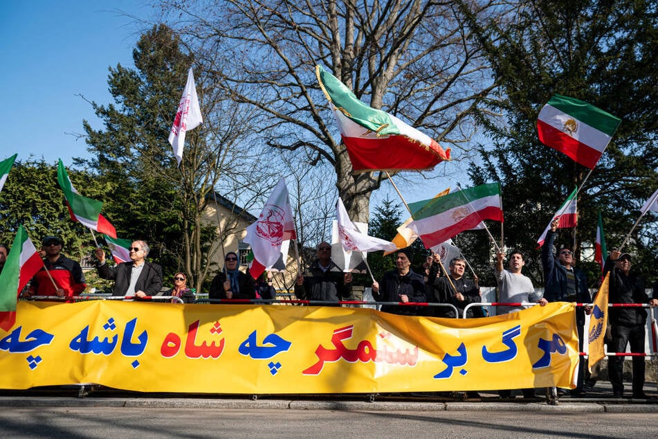In Berlin haben am Samstag mehrere Menschen vor der iranischen Botschaft demonstriert.