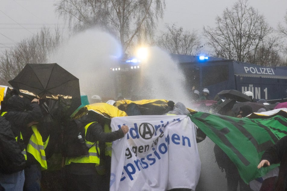 Bei den Protesten in Gießen kam es auch zu Zusammenstößen mit der Polizei, die mit einem Großaufgebot vor Ort war.