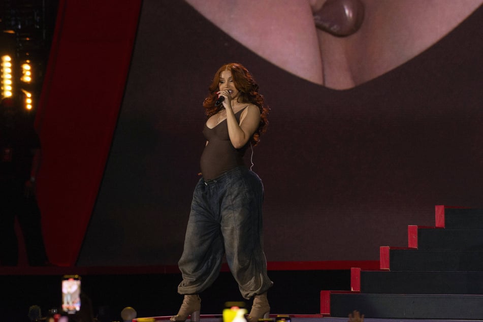 Cardi B has dropped a new remix of her song ErrTime on the "snow edition" of her sophomore album.