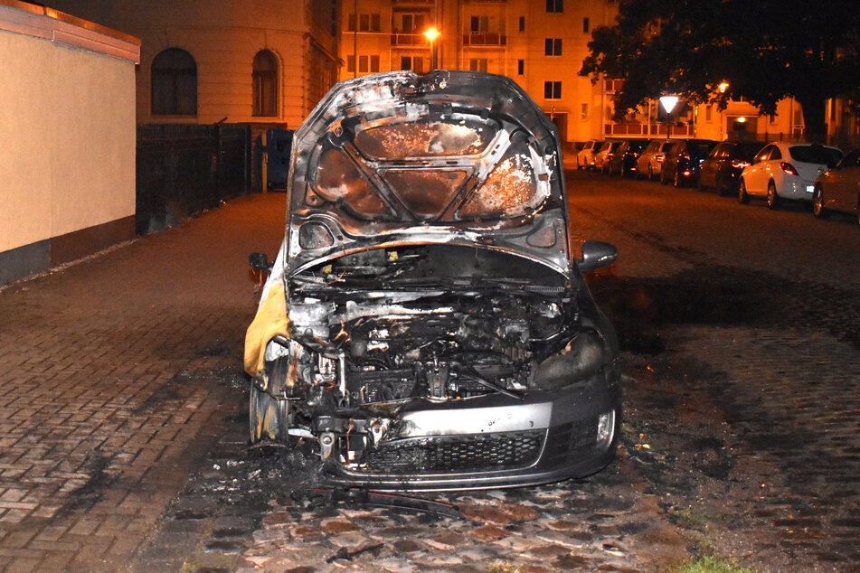 Der VW Golf wurde in der Salzwedeler Straße abgestellt und hat später gebrannt.