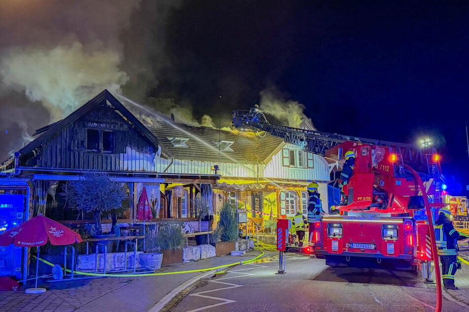Ein Brand bremste zwischenzeitlich Züge zwischen Karlsruhe und Pforzheim aus. Die Feuerwehr war im Einsatz.