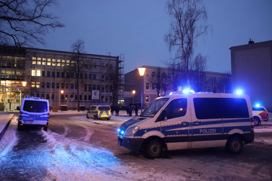 Einsatzfahrzeuge der Polizei stehen vor dem Landratsamt Oberhavel in Oranienburg.