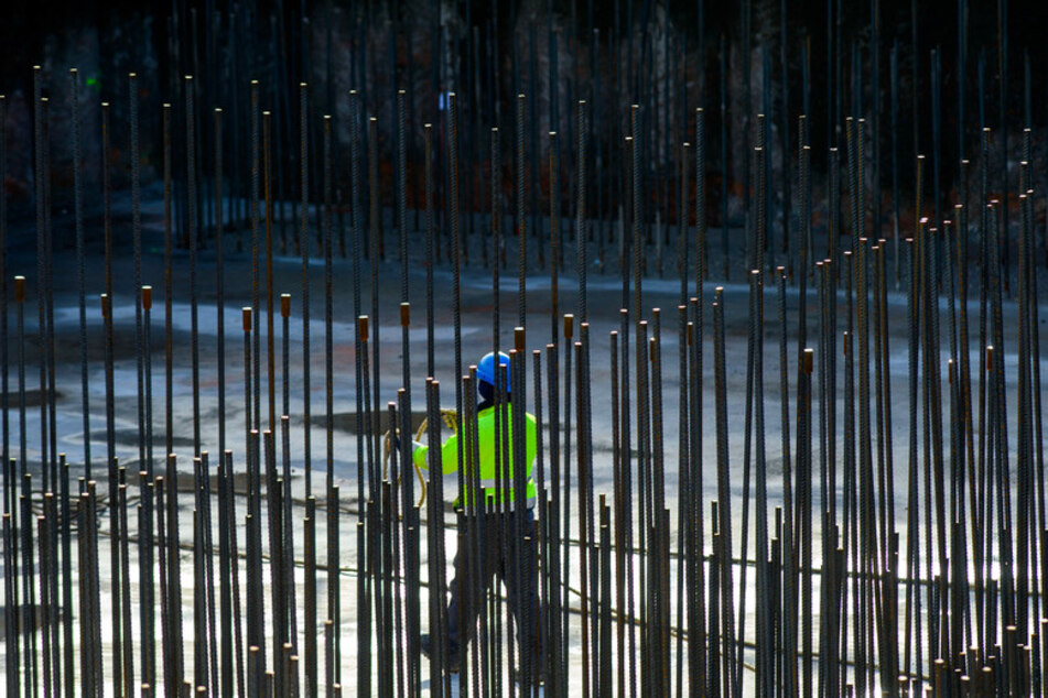 Ein Arbeiter geht über eine Großbaustelle. Kurz vor Ende der Wahlperiode hat die große Koalition ihre ehrgeizigen Pläne zur Digitalisierung des Bauens in Deutschland bislang nicht abgeschlossen. (Symbolbild)