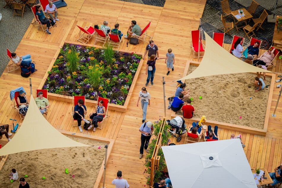 Gemütlich im Liegestuhl, Sand unter den Füßen - da kommen Beach-Vibes auf.