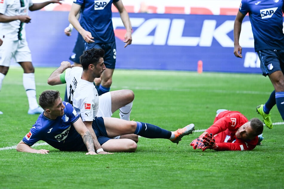 Weil Hoffenheims Keeper Oliver Baumann (2.v.r.) die Kugel nicht festhalten konnte, staubte Gladbachs Angreifer Lars Stindl (3.v.l.) zum zwischenzeitlichen 1:1-Ausgleich ab.