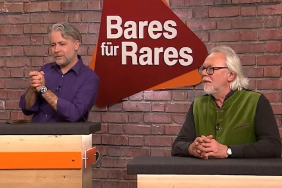 Nach einem spannenden Wettbieten geht der Zuschlag am Ende an Jan Cizek (l.). Der 49-jährige Trödelhändler zahlt 1420 Euro.