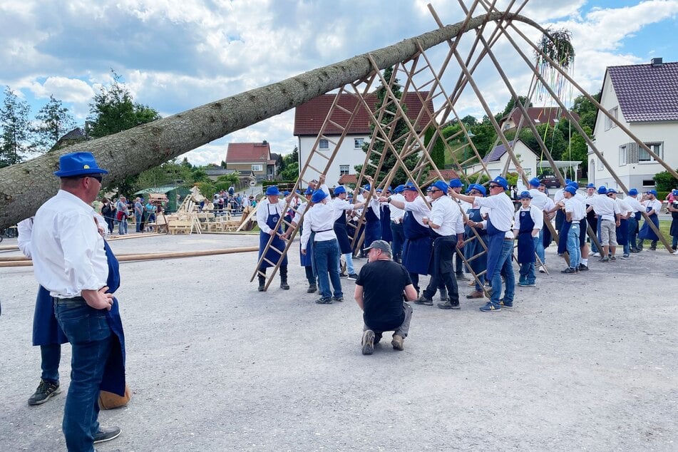 Beim traditionellen Maibaumsetzen auf dem Schenkenplatz in Weißenborn werden alte Leitermacher-Traditionen zelebriert.