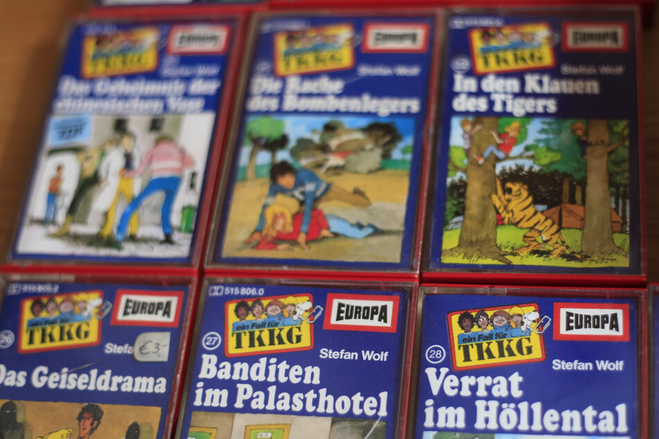Audiokassetten der Jugend-Hörspielreihe "TKKG", darunter "Das Geiseldrama", "Banditen im Palasthotel", "Verrat im Höllental" und "In den Klauen des Tigers".