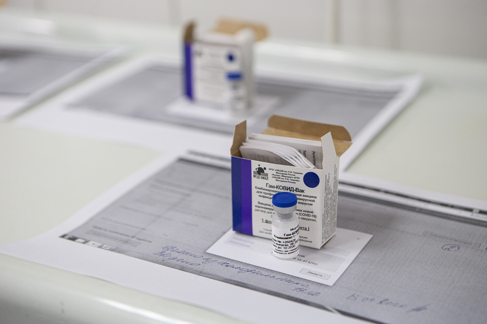 Glasfläschchen gefüllt mit dem neuen russischen Corona-Impfstoff mit dem Namen "Sputnik V" stehen während der klinischen Phase-3-Studien auf einem Tisch.
