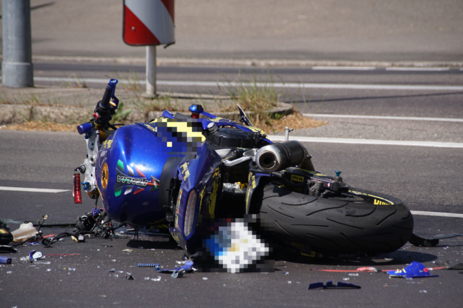 Lkw erfasst Motorradfahrer an Kreuzung