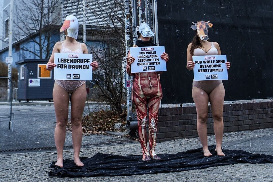Aktivisten der Tierrechtsorganisation PETA demonstrierten im Januar 2021 vor dem Kraftwerk Berlin für mehr Tierschutz in der Mode-Industrie.