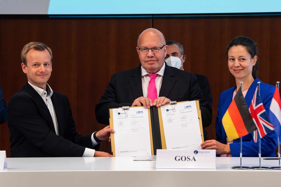 Jörn Spurmann, COO der Rocket Factory Augsburg AG, und Sabine von der Recke (r), Sprecherin der German Offshore Spaceport Alliance (GOSA), unterzeichnen in Anwesenheit von Peter Altmaier (63, CDU), Bundesminister für Wirtschaft und Energie, eine Vereinbarung zur Zusammenarbeit mit der German Offshore Spaceport Alliance (GOSA) zur Entwicklung einer Raketen-Startplattform in der Nordsee.