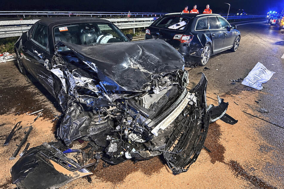 Ein dritter Wagen krachte anschließend in die Unfallstelle.