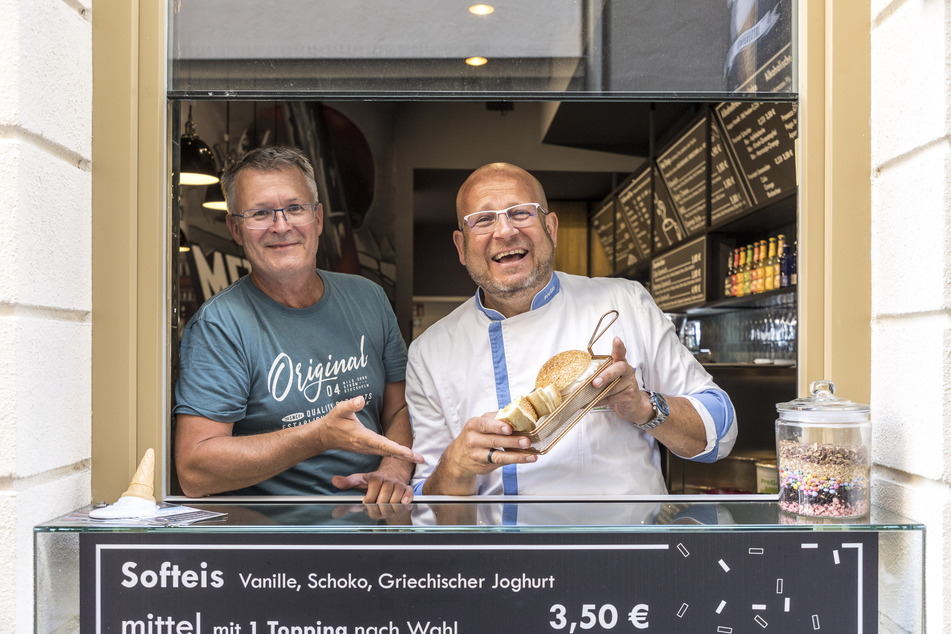 Bistro-Chef Torsten Zieschank (59, l.) und seine rechte Hand Christian Schiller (53) präsentieren stolz die süße Kreation.