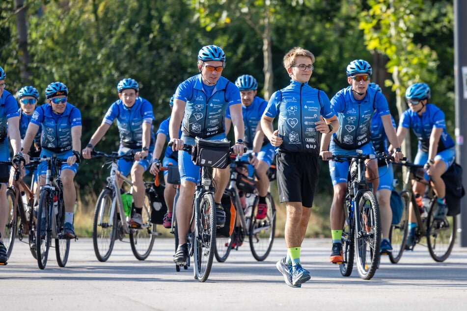 Duathlon-Wechselprinzip: Startläufer Johannes Bley wird von Radfahrern begleitet.