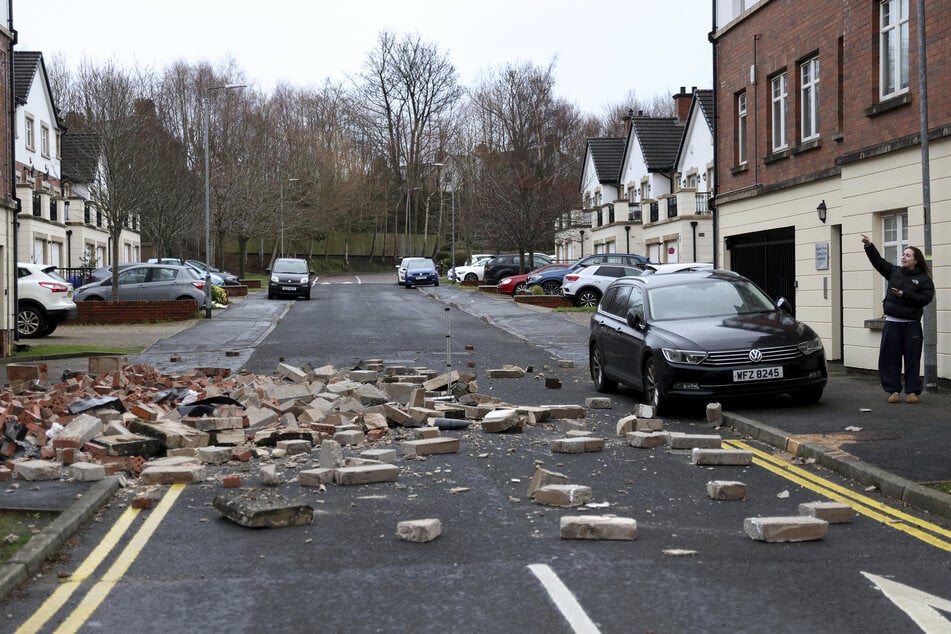 Trümmerteile einer Hauswand sind in Belfast durch die Winde des Sturms auf eine Straße gefallen.