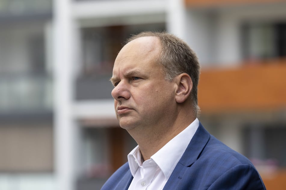 OB Dirk Hilbert (49, FDP) soll gerichtlich gezwungen werden, den Stadtrat erneut entscheiden zu lassen.
