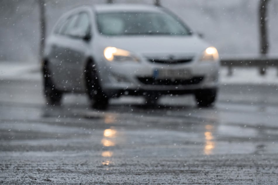 Bei den frostigen Nächten ist verbreitet mit Straßenglätte zu rechnen.