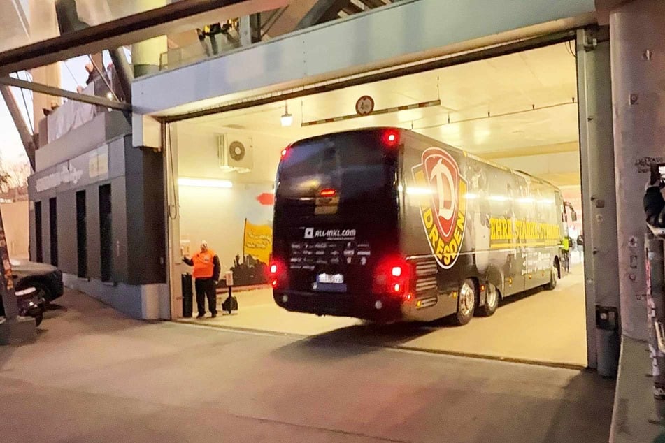 Der Mannschaftsbus von Dynamo fuhr gegen 16.55 Uhr am RHS ein.