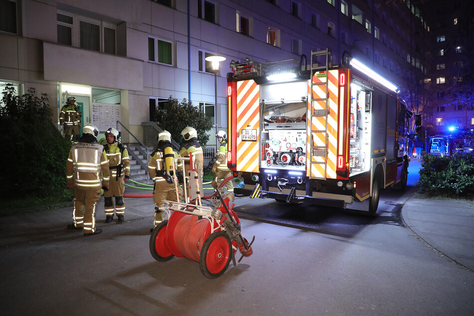 Auf der Budapester Straße in Dresden kam es zu einem Feuer im Treppenhaus.