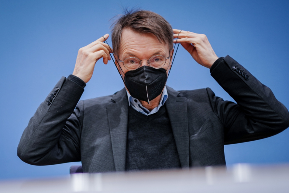 Ab dem 2. Februar müssen im Fernverkehr keine Masken mehr getragen werden, sagt Karl Lauterbach (59, SPD).