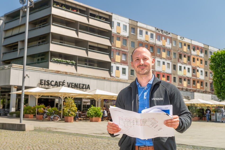 Vonovia-Regionalleiter Alexander Wuttke (44) ist froh, dass die alten DDR-Platten am östlichen Neustädter Markt saniert werden.