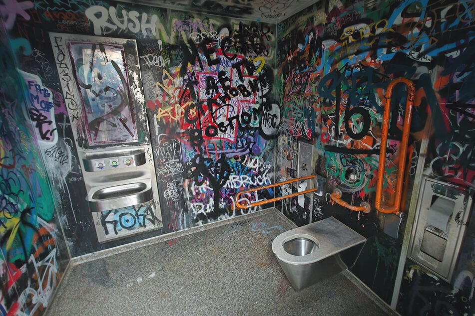 Die bunt bemalte Toilette wird dem Vernehmen nach auch gern von Süchtigen genutzt.