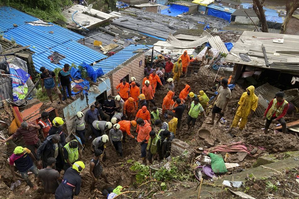 Rettungskräfte suchen nach dem Einsturz mehrerer Häuser in Mumbai nach Überlebenden.