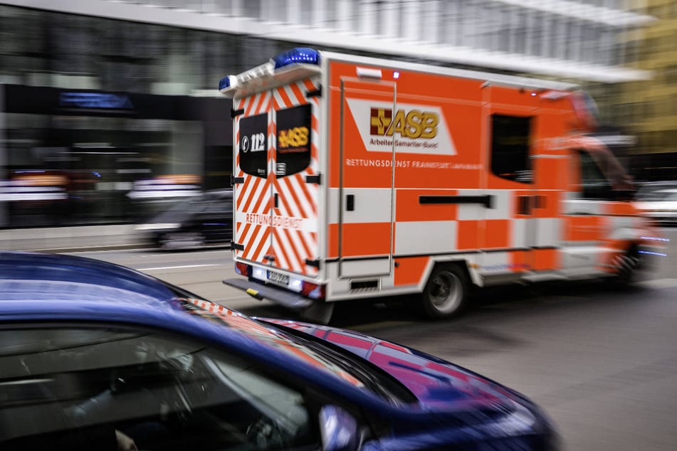 Die 83-Jährige und der 77 Jahre alte Golf-Fahrer wurden ins Krankenhaus gebracht. Hier erlag die Frau ihren schweren Verletzungen. (Symbolbild)