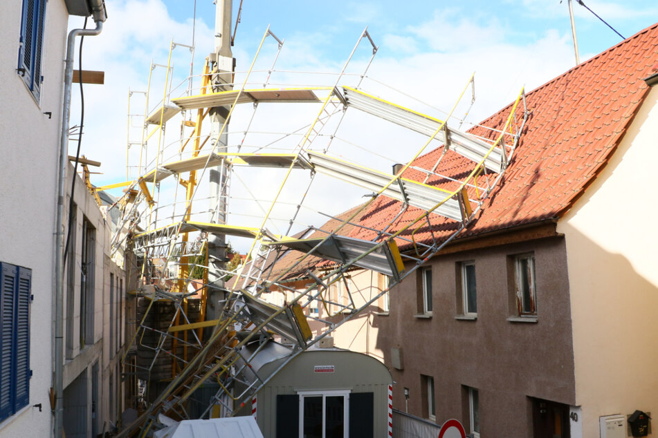 Dieses Gerüst kippte durch den Sturm um.