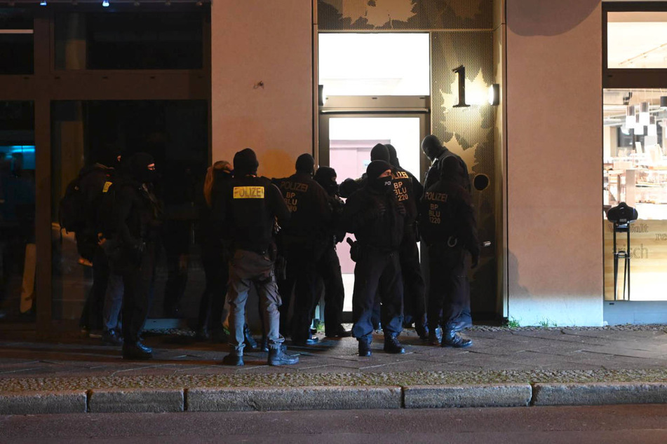 Die Berliner Polizei hat am Donnerstagmorgen im Rahmen einer Razzia gegen Hamas und Samidoun elf Objekte in mehreren Bezirken untersucht.