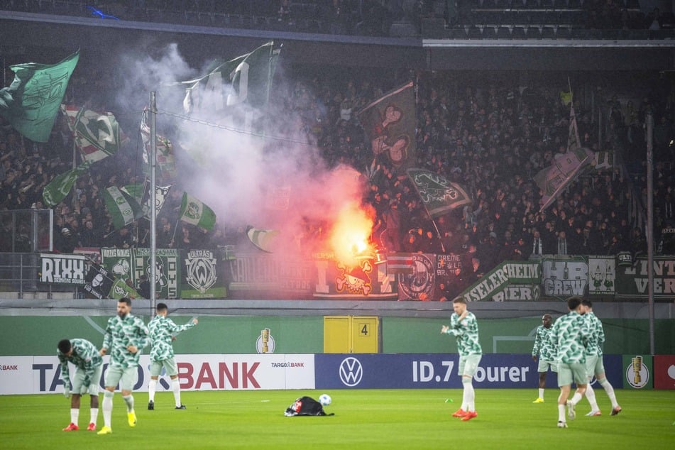 Beim Gastspiel von Werder Bremen in Paderborn hatten die Fans einiges an Pyrotechnik im Gepäck.