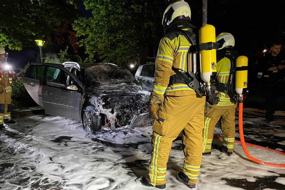 Die Einsatzkräfte der Feuerwehr konnten die Front des Wagens löschen und verhindern, dass die Flammen auf benachbarte Fahrzeuge übergriffen.