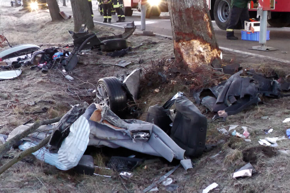 Auto zerschellt an Baum: 16-Jährige stirbt bei tragischem Unfall