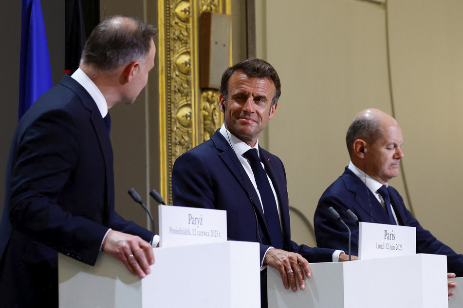 Polens Präsident, Andrzej Duda (51,l), Emmanuel Macron (45, M), Präsident von Frankreich, und Bundeskanzler Olaf Scholz (64, SPD) während einer gemeinsamen Pressekonferenz im Elysee-Palast in Paris.