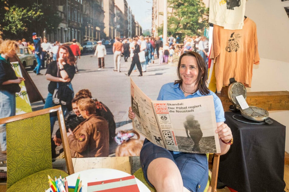 Anett Lentwojt (45) gestaltet die neue Ausstellung im BRN-Museum. Dazu gehört auch eine Neustadt-Zeitung von 1991, in der sie gerade liest.