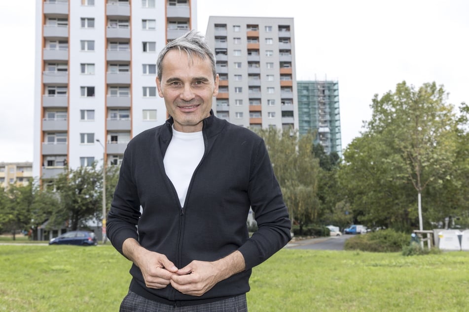 Kai-Michael Sigmund (51), Regionalleiter Vonovia, vor dem sanierten Hochhaus am Amalie-Dietrich-Platz.