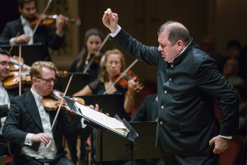 Das Dresdner Festspielorchester mit seinem Chefdirigenten Ivor Bolton (62).