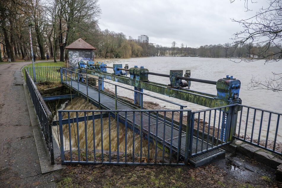 Der Chemnitzer Schlossteich war am Sonntag ebenfalls über die Ufer getreten. Aktuell entspannt sich die Hochwasserlage.