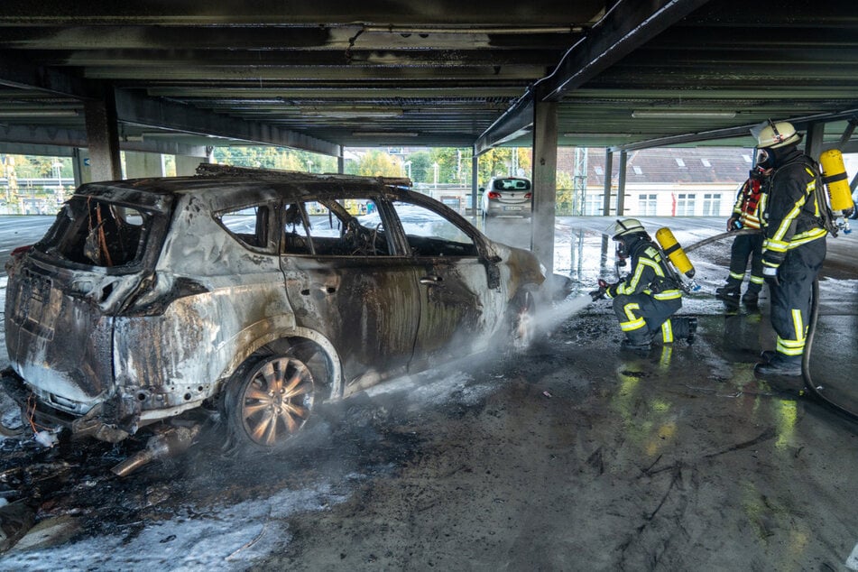 Feuerwehr löscht brennendes Auto: Identität von Leiche geklärt!