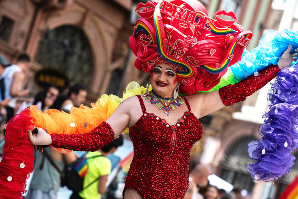 CSD 2026 in Frankfurt am Main: Eine Dragqueen trägt einen Hut mit den Schriftzügen „Love“ und „Pride“.