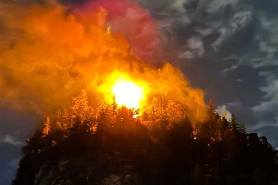 Mit Hubschraubern und Sprinkleranlagen kämpften teilweise mehr als 300 Einsatzkräfte gegen die Flammen