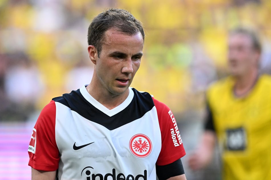 Seit Sommer 2022 steht Götze in Diensten der SGE. Eine Systemumstellung von Trainer Dino Toppmöller (43) macht es dem Mittelfeld-Strategen jedoch nicht gerade leichter.