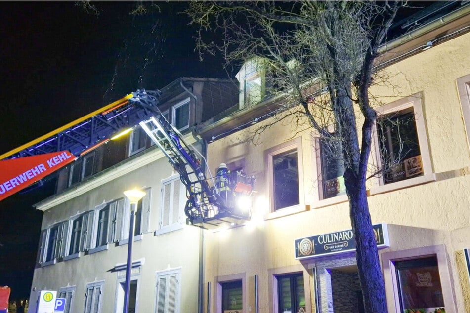 Drei Personen wurden mit einer Drehleiter aus ihrer Wohnung gerettet.