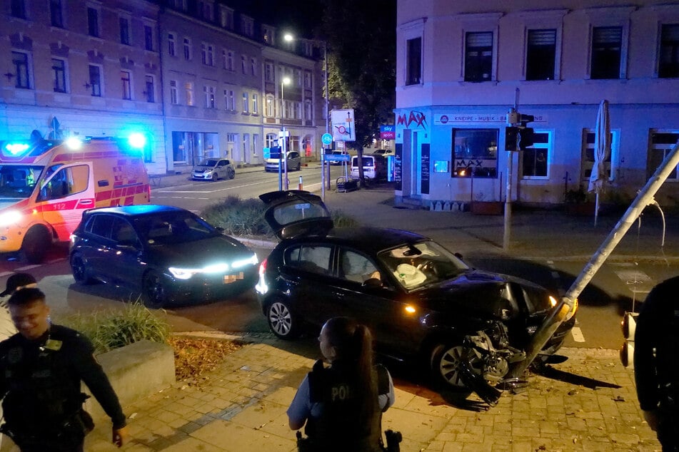 Der BMW 116i krachte mit überhöhter Geschwindigkeit gegen einen Ampelmast.