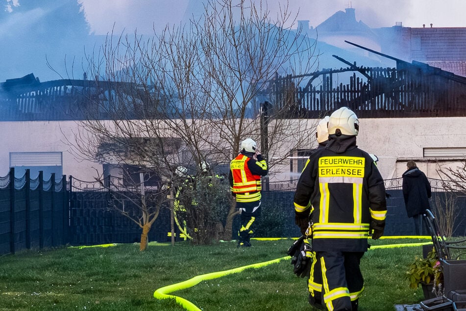 Durch das Feuer in Neuberg-Ravolzhausen entstand enormer Sachschaden. Ein Teil der Halle ist vermutlich einsturzgefährdet.