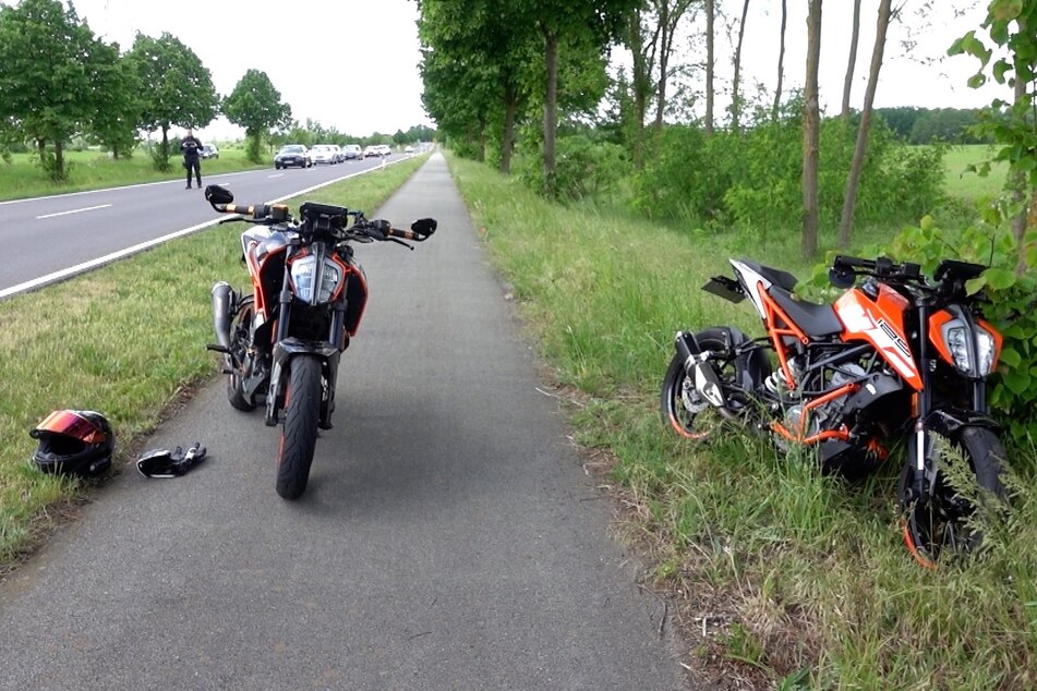 Auf der B188 bei Nahrstedt (Landkreis Stendal) berührten sich zwei Motorradfahrer und verletzten sich leicht.