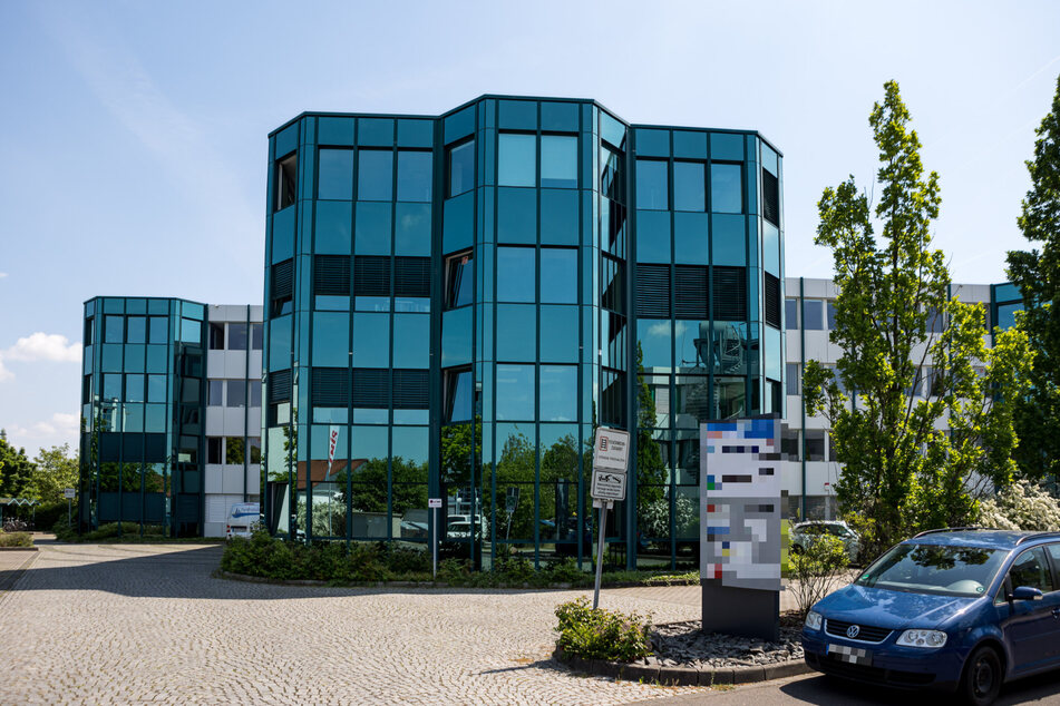 In diesem Gläsernen Bürogebäude in Markkleeberg hat die Firma von Alexander S. ihren Sitz.