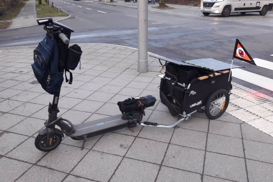 Dieser E-Scooter ist doch tatsächlich mit einem Anhänger und Solarpanel ausgestattet.